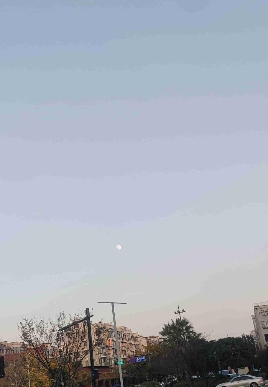 我的今日状态：😁轻松愉快
我这里的天气：☀️晴天
日月同辉照进现实！