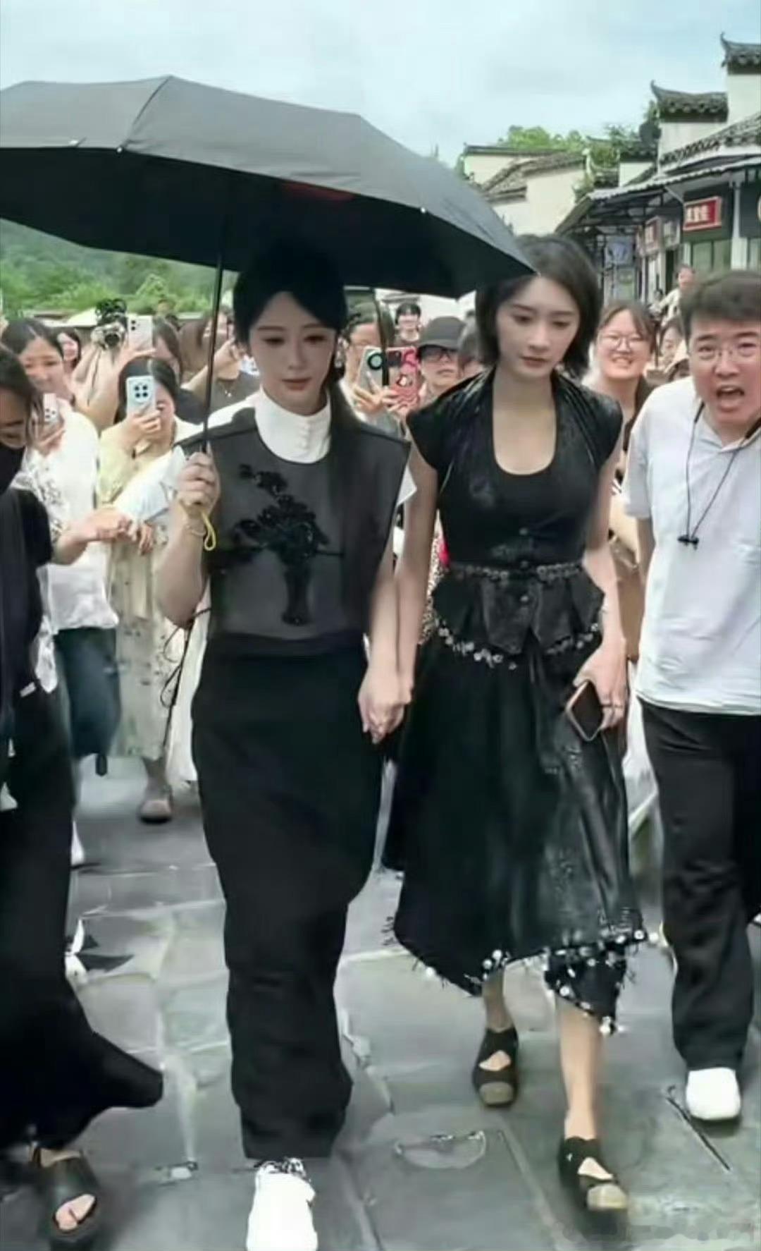 还以为双杨这手是牵上了还是错位