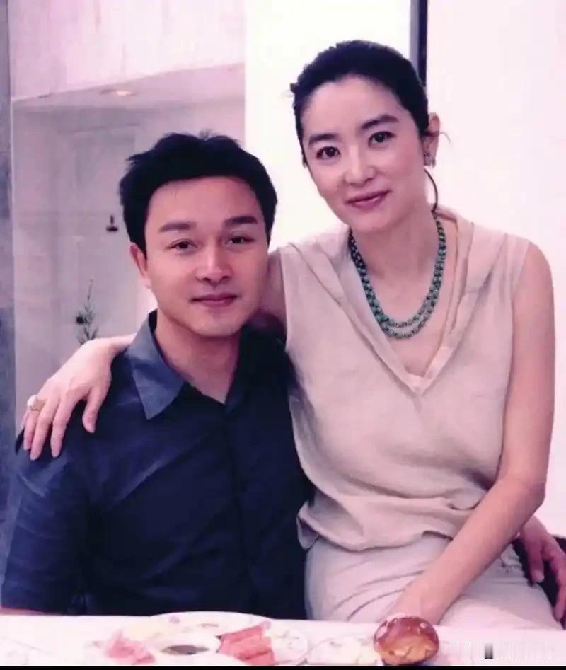 林青霞说，第一次知道张国荣患上严重抑郁症，是施南生告诉她的。当年三人还看了一场电