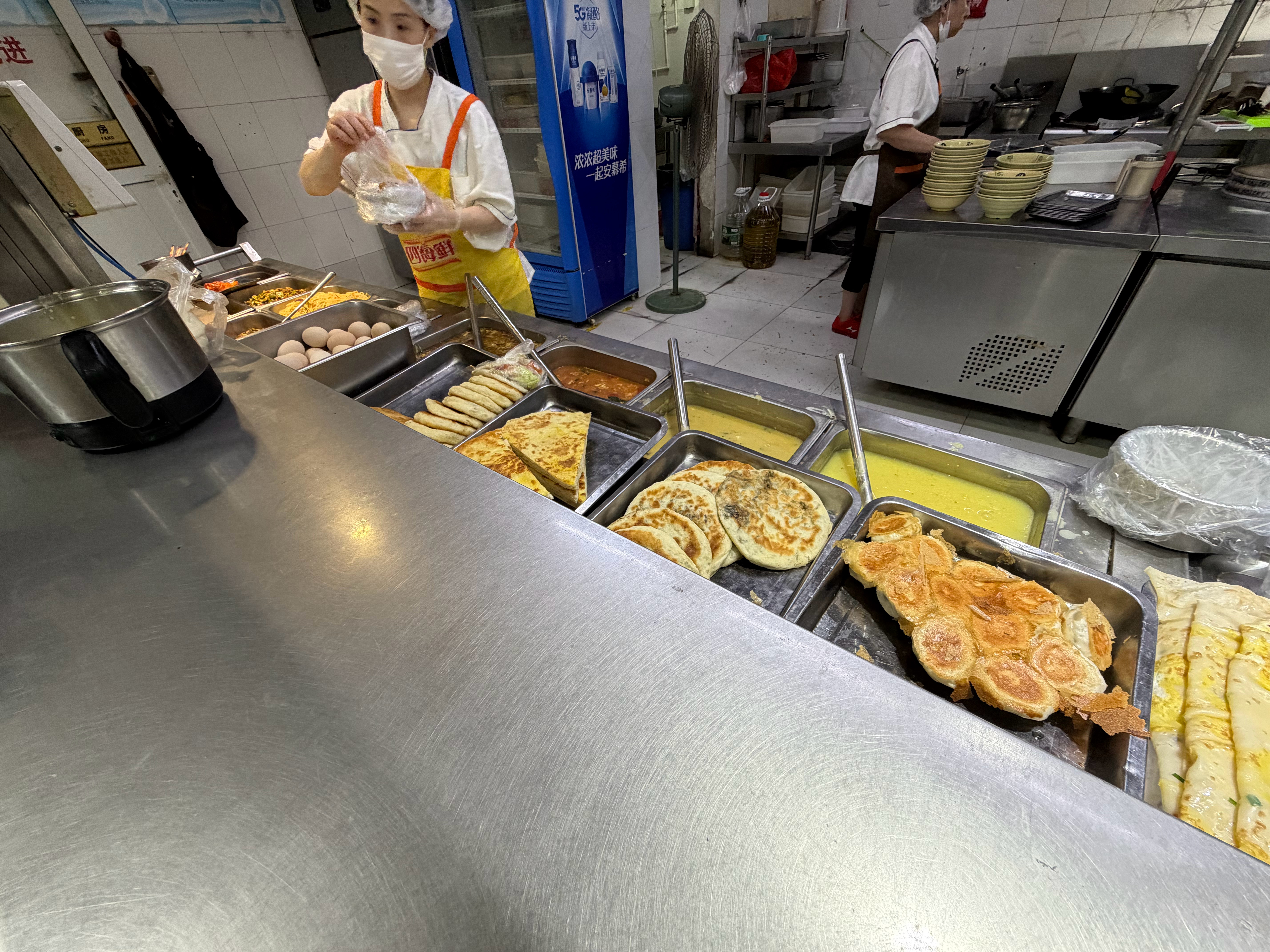 感觉好多年，没吃过食堂的饭了仿佛回到了上学的时候 邯郸
