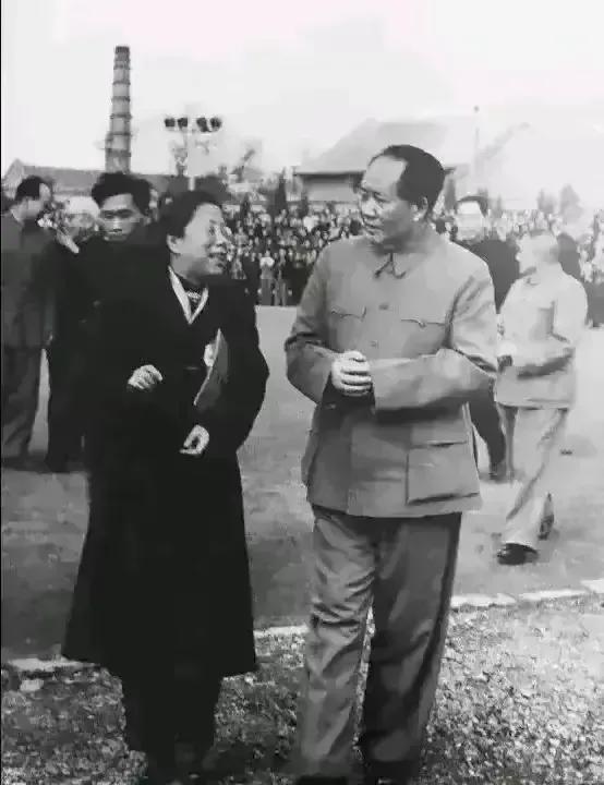 邓颖超大姐和毛主席同框的珍贵照片，两人结伴同行，边走边聊，毛主席认真的在听邓大姐