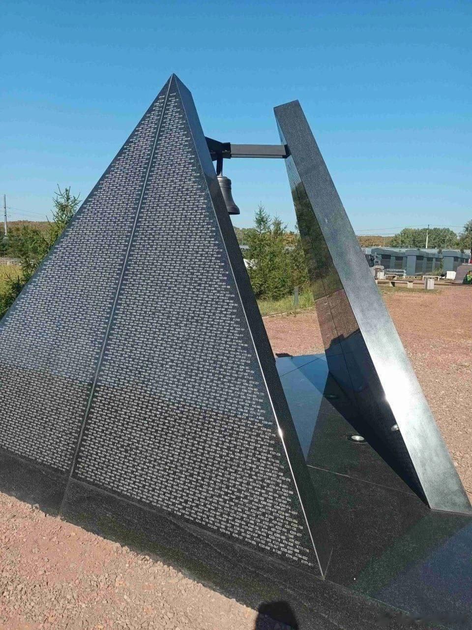 在俄罗斯克拉斯诺达尔边疆区，新修了一座刻满名字的纪念碑，纪念在巴赫穆特阵亡的“瓦