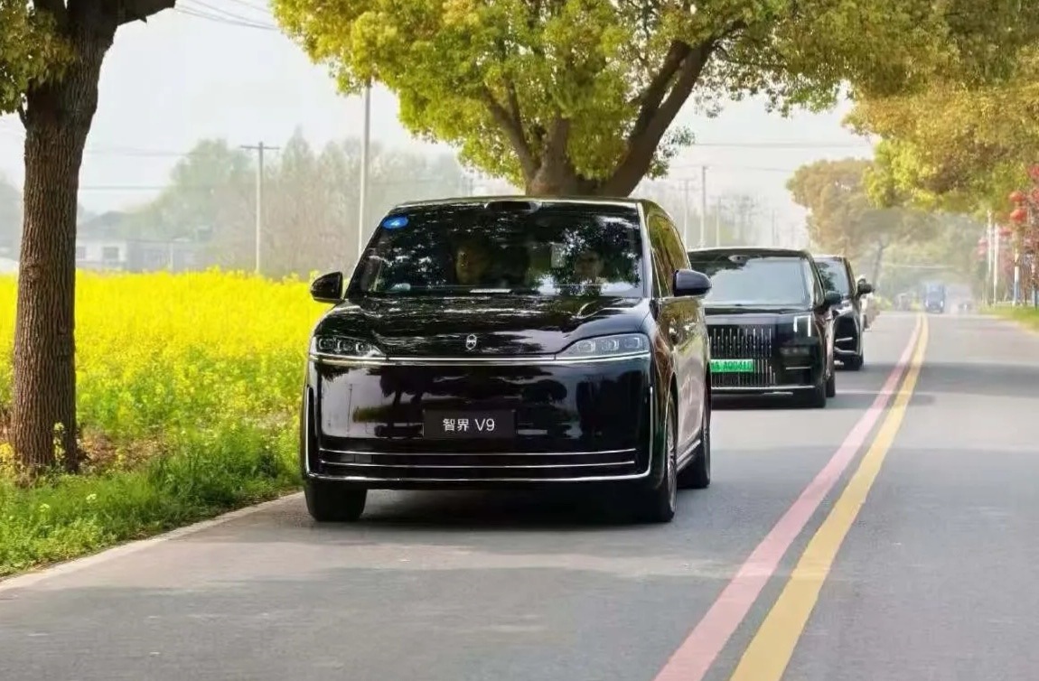 这是智界V9新车上市培训的图片，后面跟着一辆极氪009，对标产品很明显了