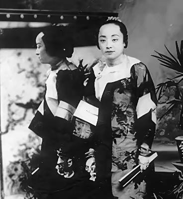 1900年，赛金花在青楼被德国兵围住，飙出德语：“我认识瓦德西！”

大兵吓懵。