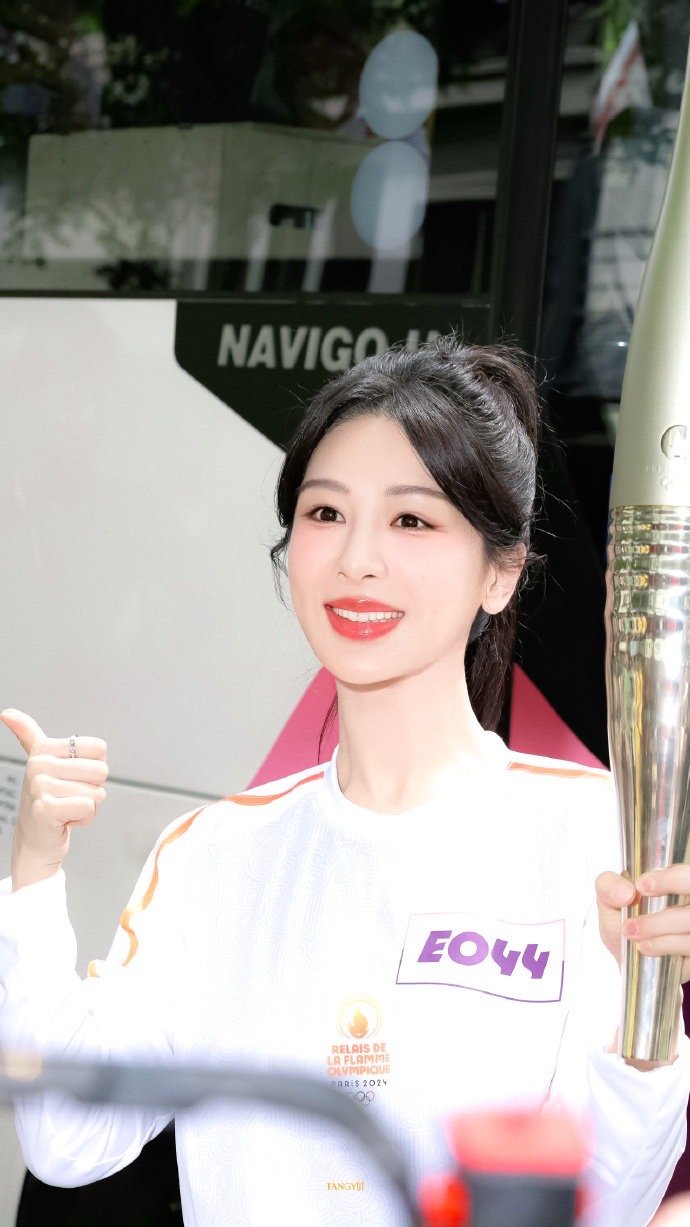 杨紫玉兰花开君再来 💜杨紫董竹君 “夏天的铃声响起，那份炙热的心动永不暂停。”