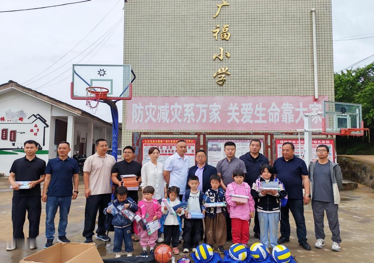 旺苍：科普进校园 技术到基地 科技特派团田间地头解难题
       
    