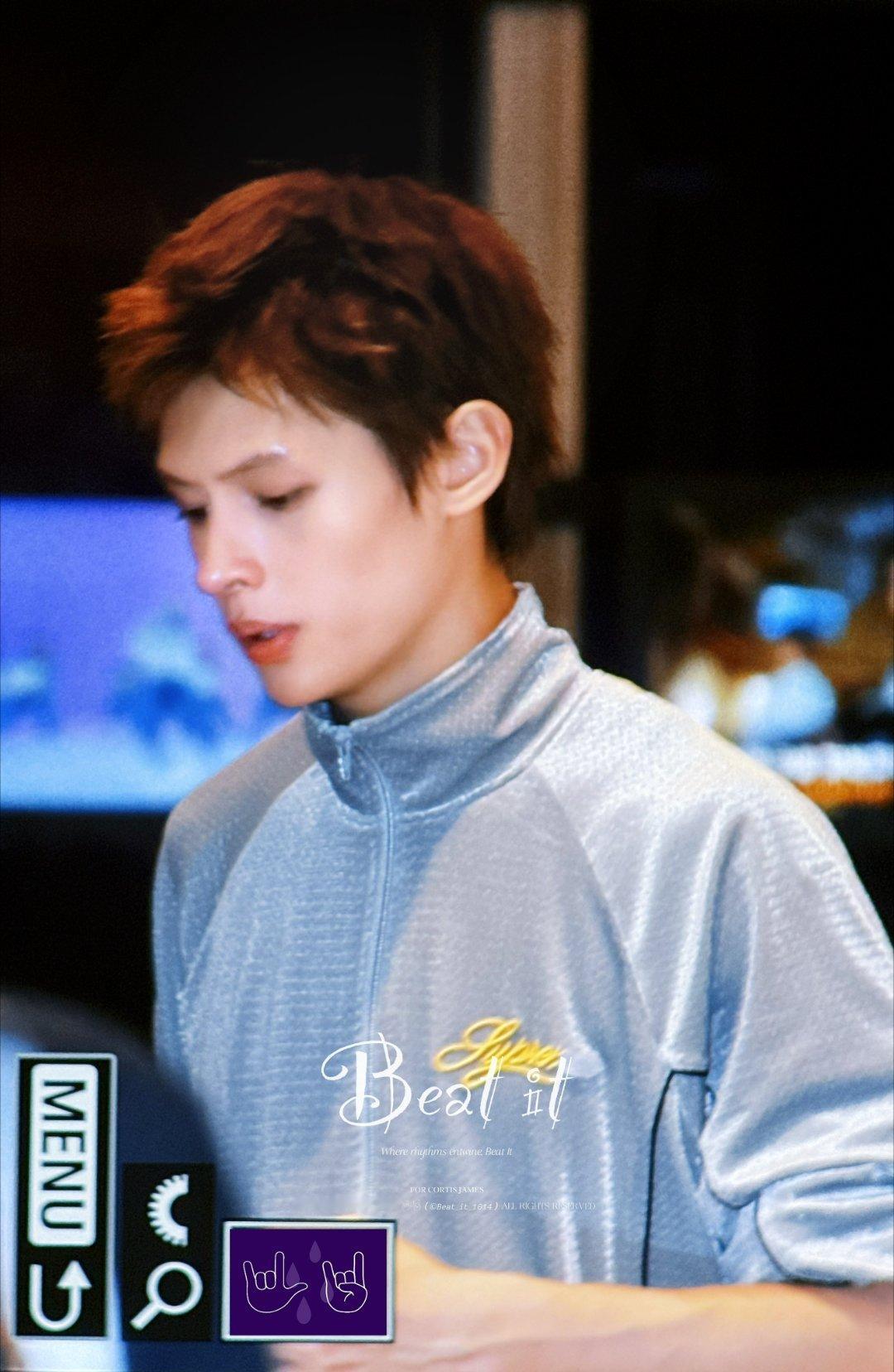 赵雨凡JAMES 🦅赵雨凡亚混神颜 熟悉的下颌线，熟悉的高鼻梁，熟悉的立体眉骨