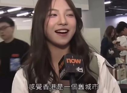 香港网民被重庆女孩子搞崩溃了！
2026年4月，一名重庆女游客在香港接受当地媒体