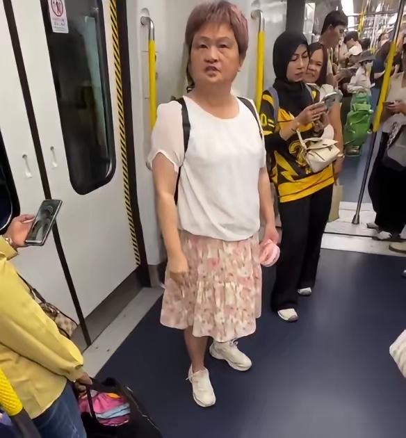 近日，香港地铁港岛线车厢里，一名本地阿婆对着周围乘客大声责骂，一对大陆母子被她盯