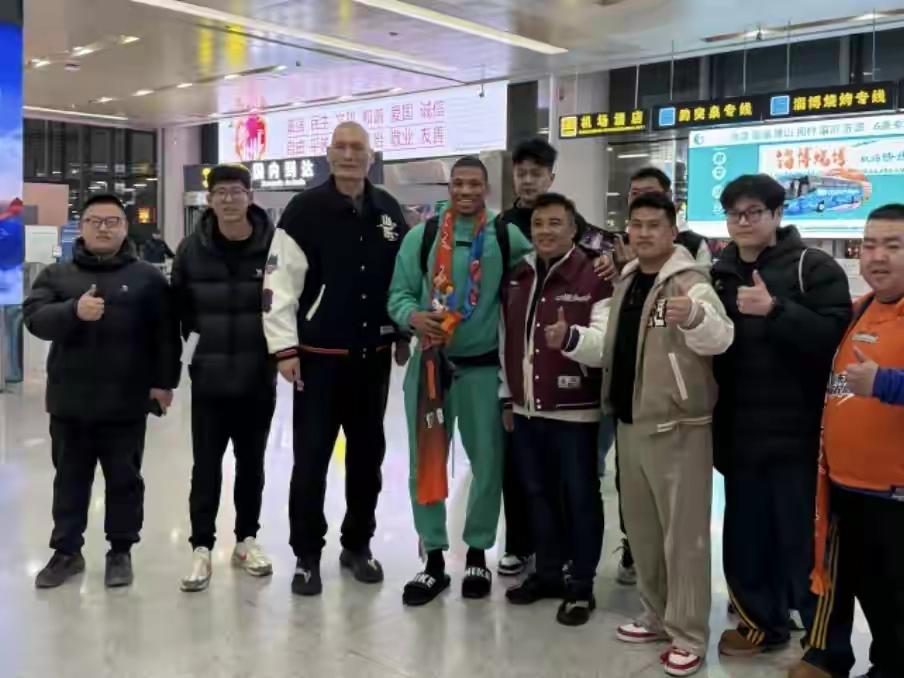 据山东高速男篮林一鸣透露，球队新外援约翰逊已经完成注册，身披11号战袍，而且肯定