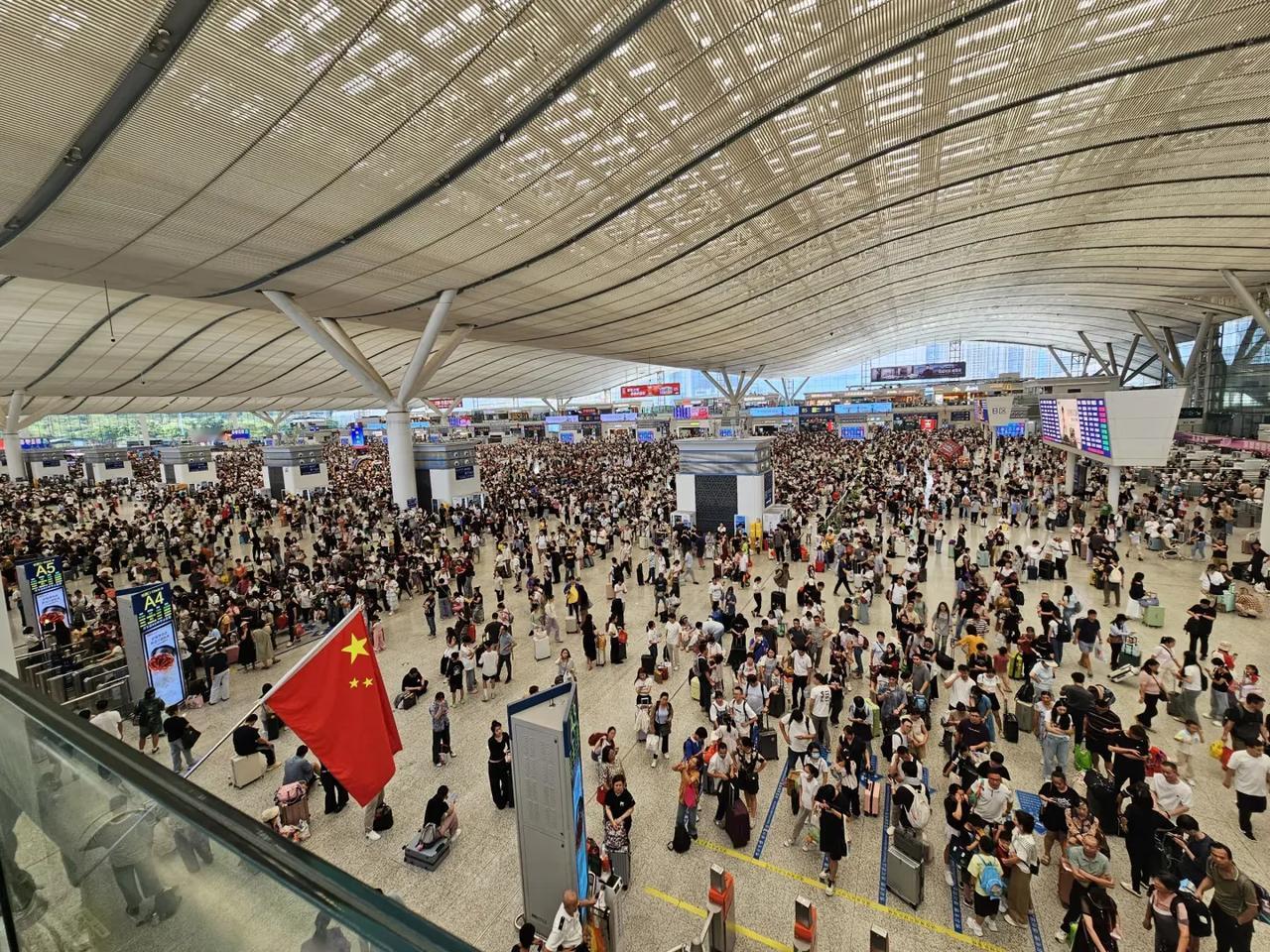 因为害怕开车会堵车
就坐高铁从深圳回老家
结果刚上车就遇到一个妈妈想和我换位
因