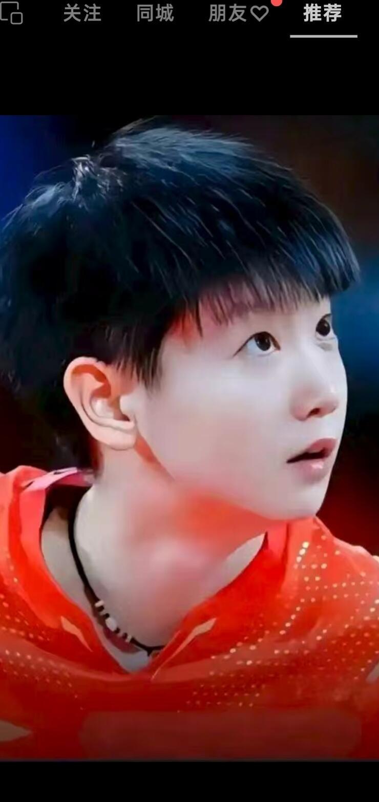 我为什么喜欢孙颖莎
 
我喜欢孙颖莎，始于赛场凌厉的球风，终于她身上难得的少年气