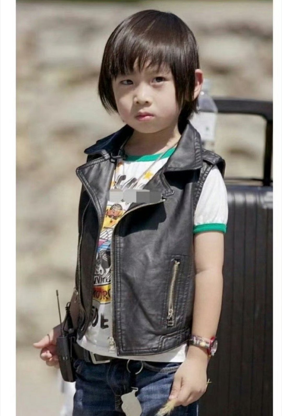 kimi正脸照曝光kimi的正脸照曝光了，看起来是运动系男孩，拿着球拍阳光自信的