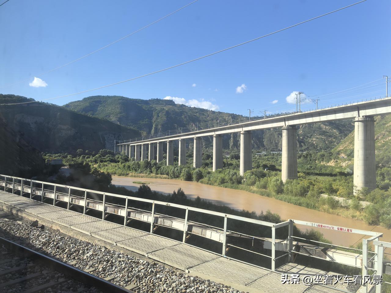陇海铁路和宝兰高铁相遇！以前修路技术有限，陇海铁路宝鸡～兰州区间都是大弯道，铁路