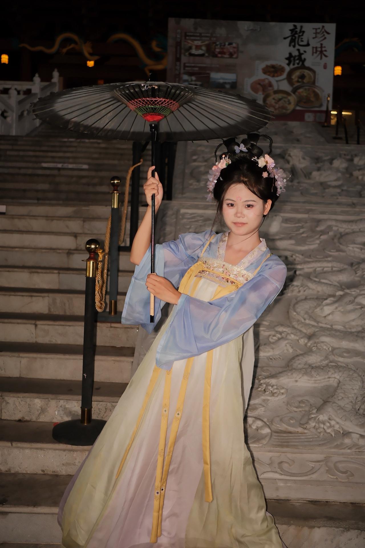 龙城阁的楼下，随拍几张汉服文化自信 小女孩汉服穿搭 女孩汉服穿搭 古风宝宝汉服