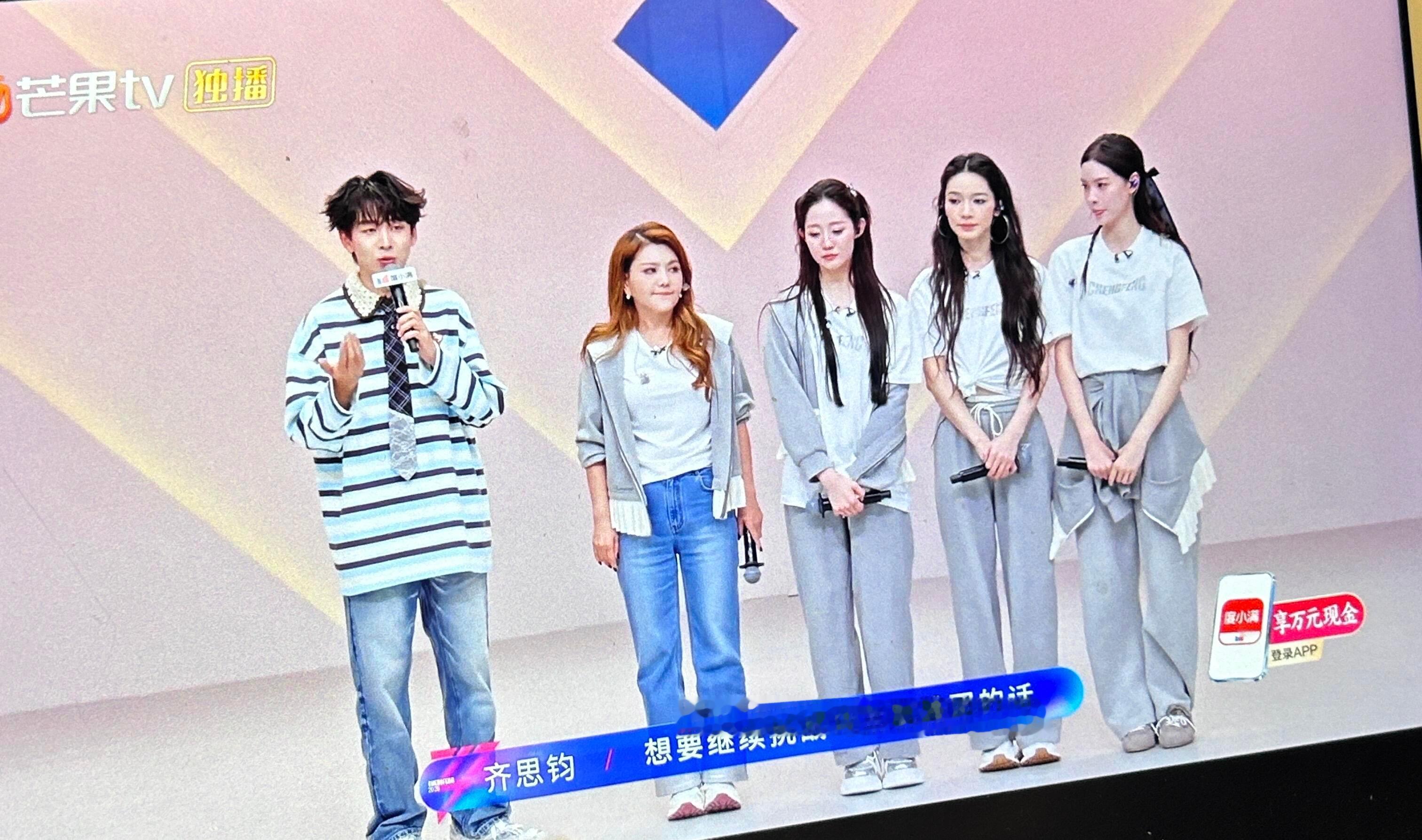 原来小图雅真的是“小”图雅看到二公小考了才发现涂鸦真的小小的一直以为涂鸦是高高壮