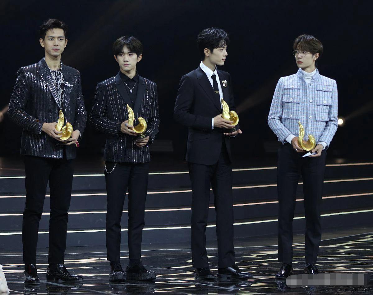 搞笑，李现因“身材”比“脸”好看走红，头小脖子长，肩宽腰窄倒三角，走路生风大长腿