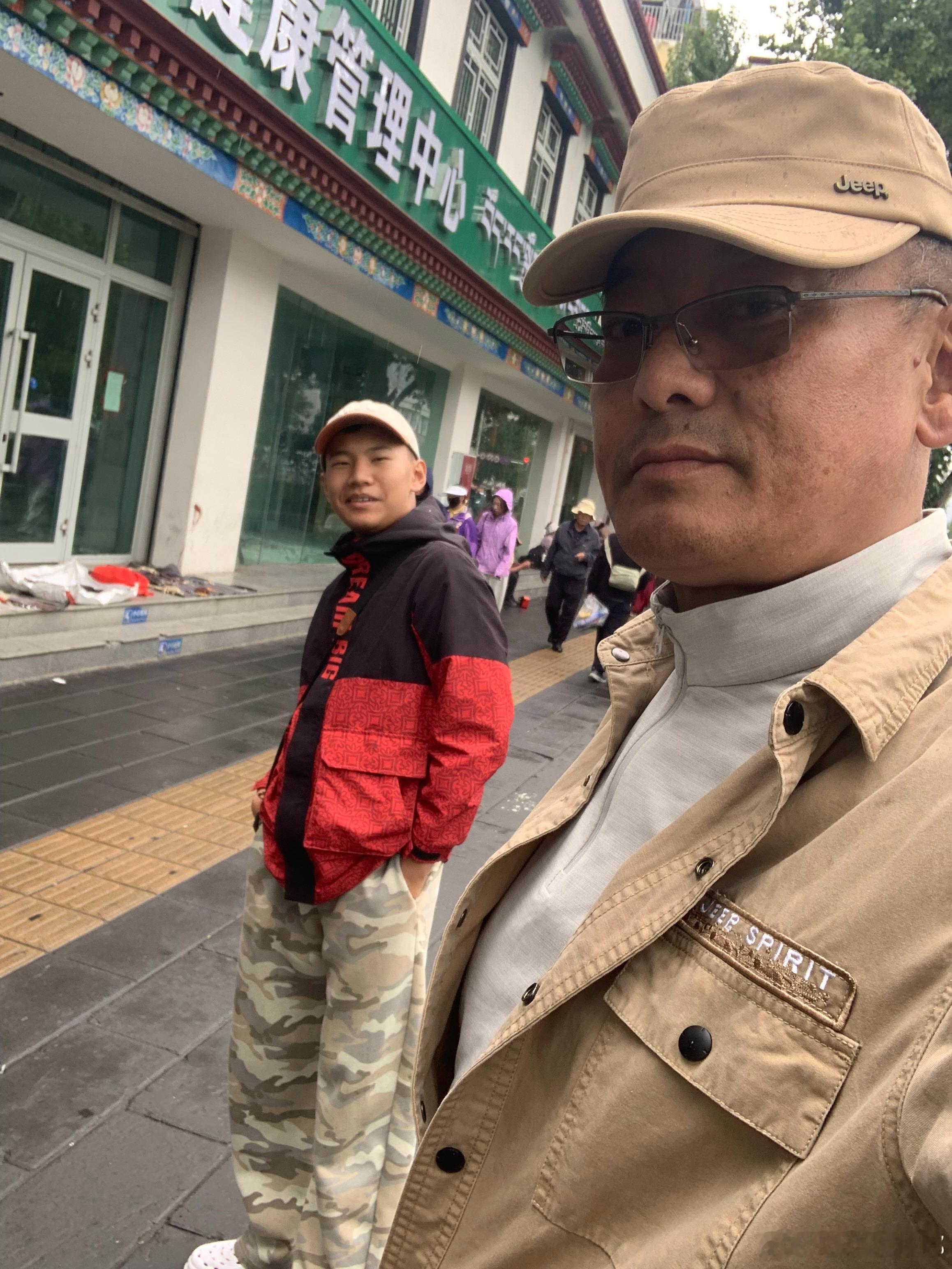 法国哲学家加缪说，不要走在我身后，我未必能引路；不要走在我前面，我未必会跟随。请