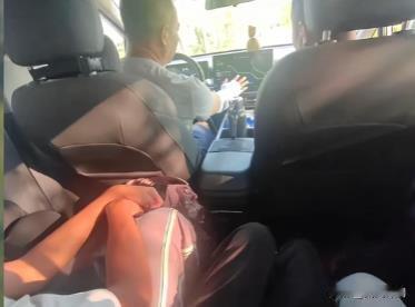 9月30日，湖南一名女生在国庆前夕通过打车软件预约了一辆顺风车，上车后车内座位刚