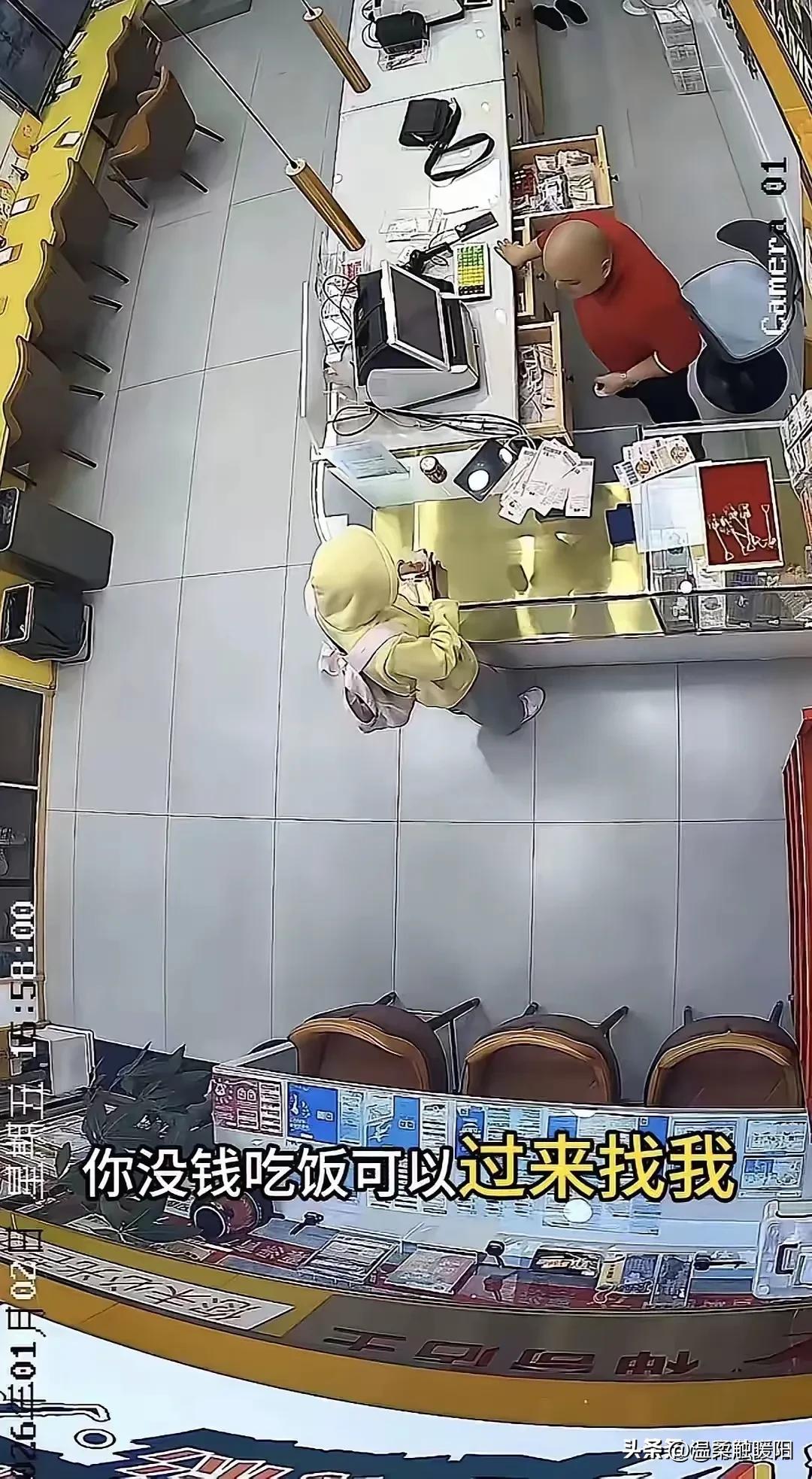 谁懂啊！福州这一幕，看哭无数打工人。深夜的街头，一个女孩求职屡屡被拒，身无分文，