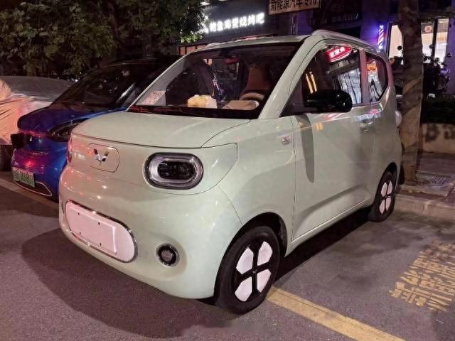#新能源汽车# 【新款五菱宏光MINI EV实车曝光，外观内饰升级，更有亲和力】