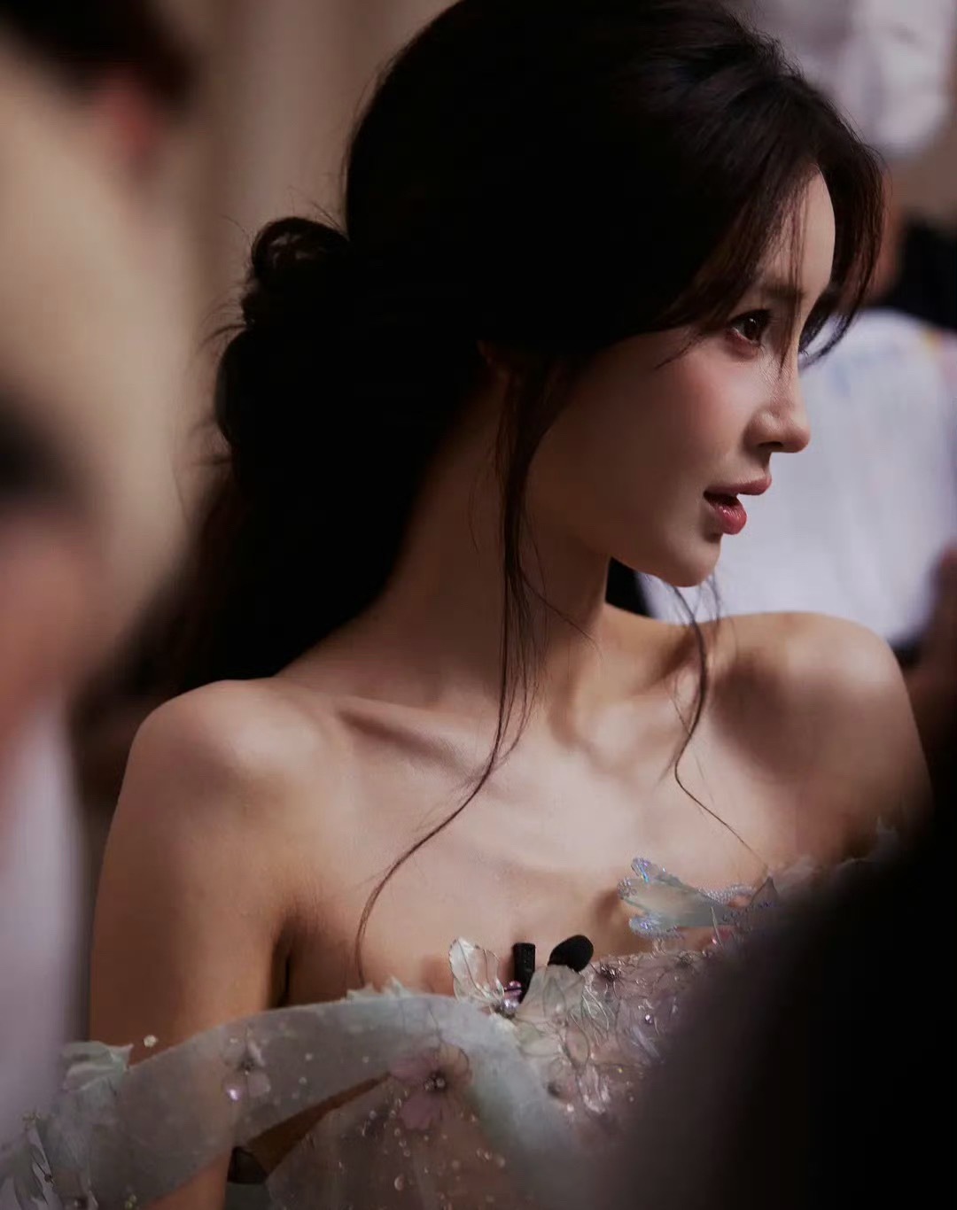 红蜻蜓放了Angelababy没修的图，脸上纹路都看得清… 