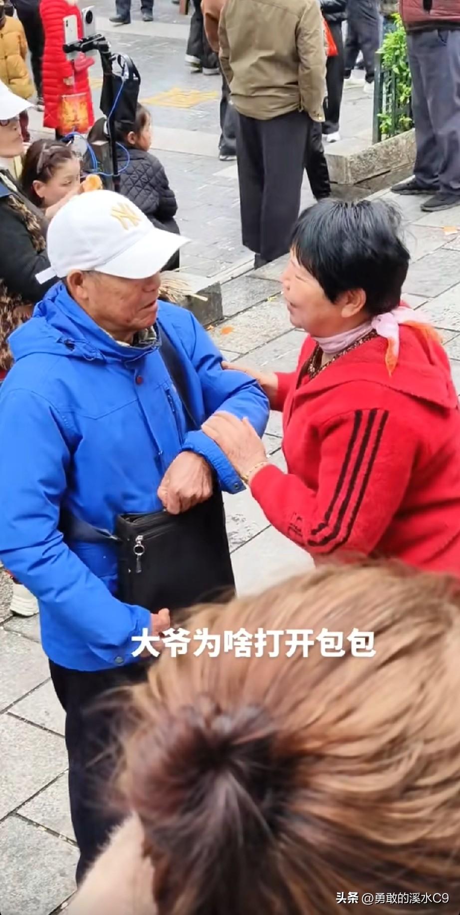 鱼峰舞场上惊现暖心一幕。大爷和大妈跳完舞后，大爷说道：“他奶奶，你等会儿，给你点