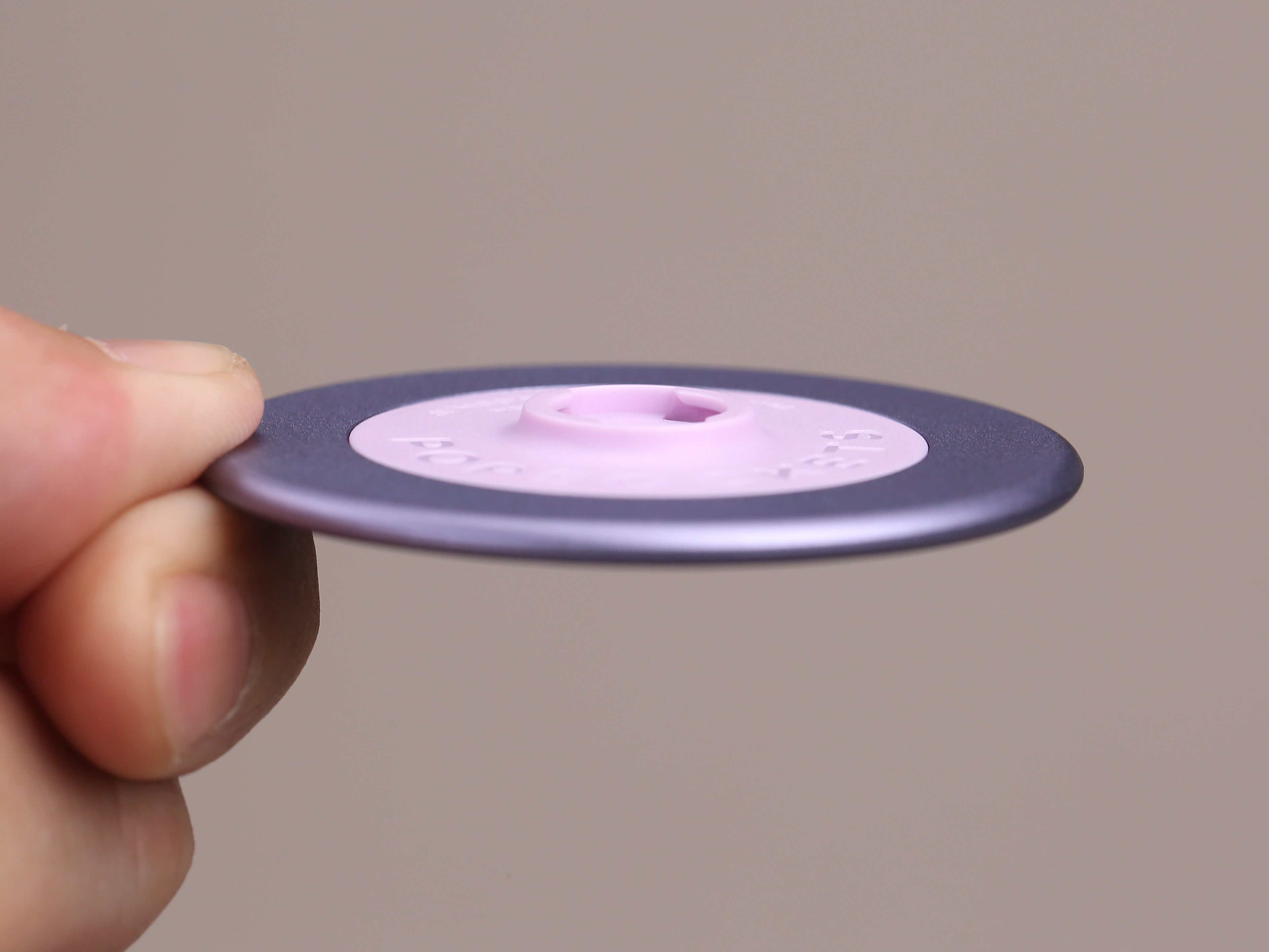 平嵌磁盘有三款配色可以选择了，黑色、银色、紫色可以自由搭配泡泡骚粘贴底座，加上各