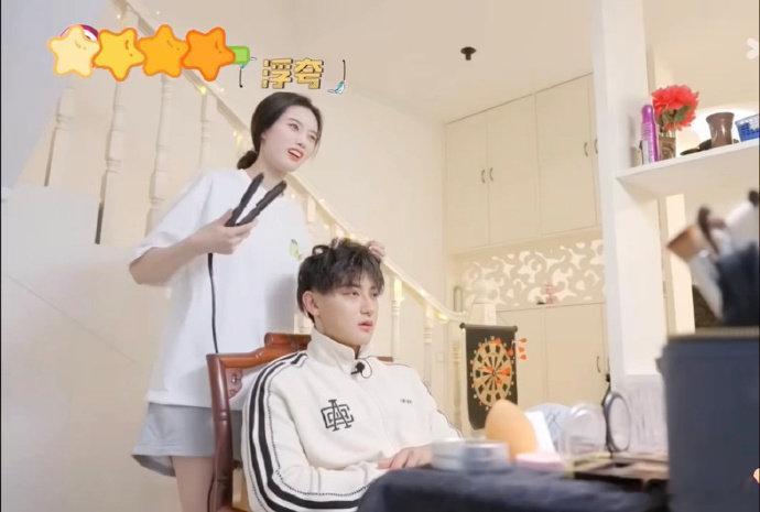 #徐艺洋一句撕漫男把黄子韬哄好了# 徐艺洋帮黄子韬做妆造，本来黄子韬各种不满，徐