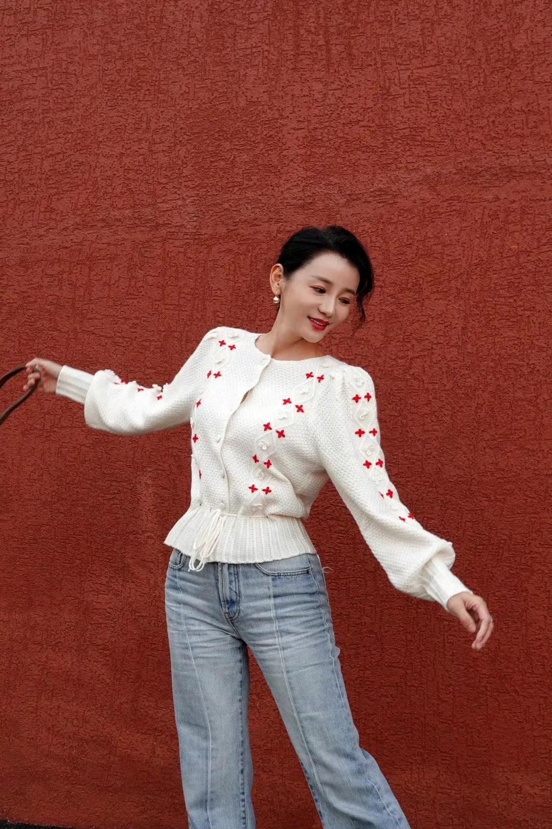 她是土生土长的重庆辣妹子，北电毕业的专业影视演员。一张标准的瓜子脸。精致立体的五