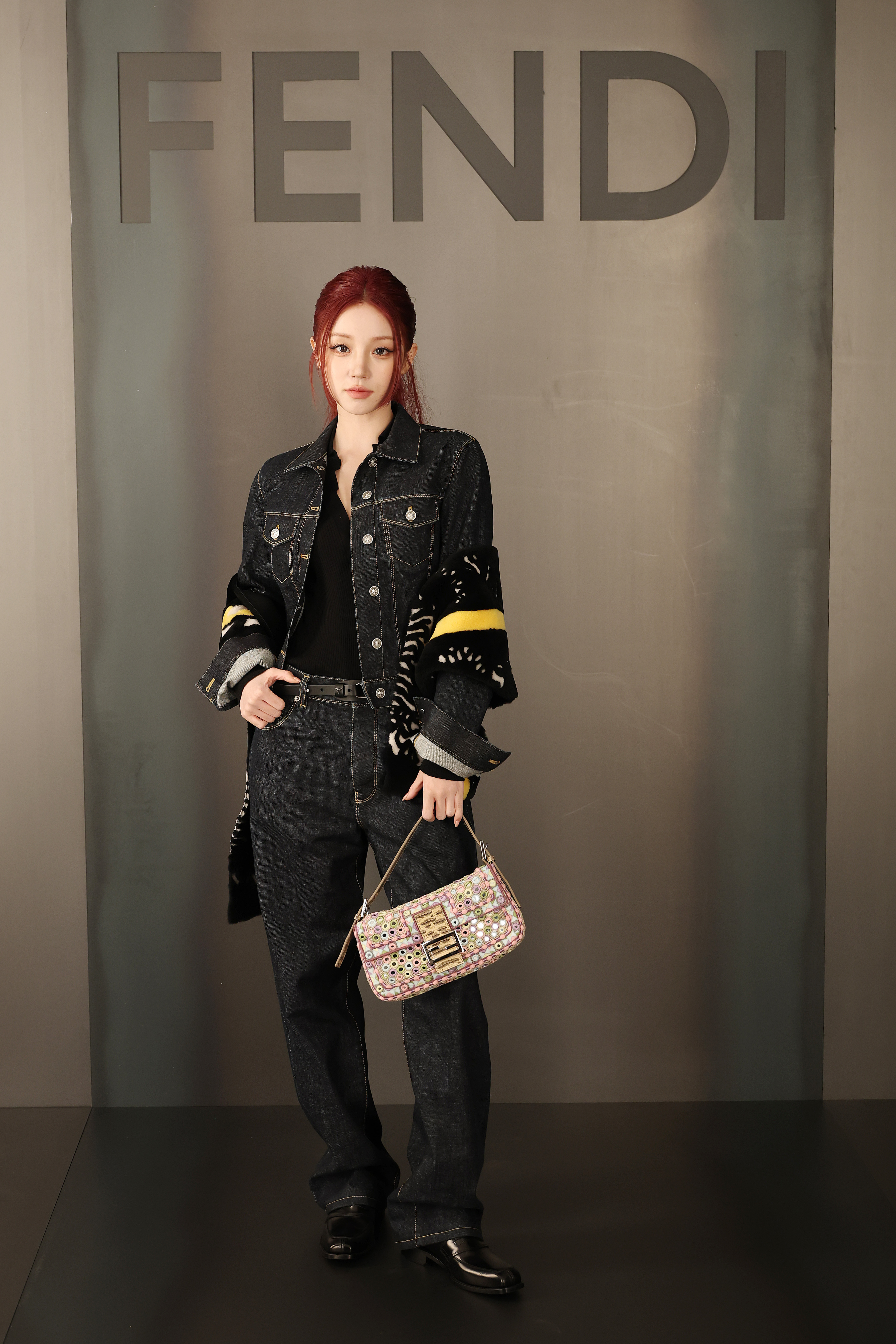 1997年诞生的FENDI法棍包，以纤长廓形与标志性双F扣成为时代经典，核心设计