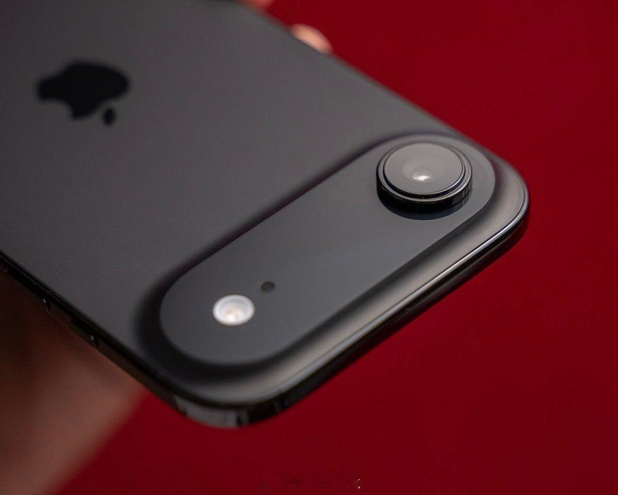 今天摸到了 的Air，真裸奔使用，手感无敌，也确实，都买Air了还贴膜戴套就失去