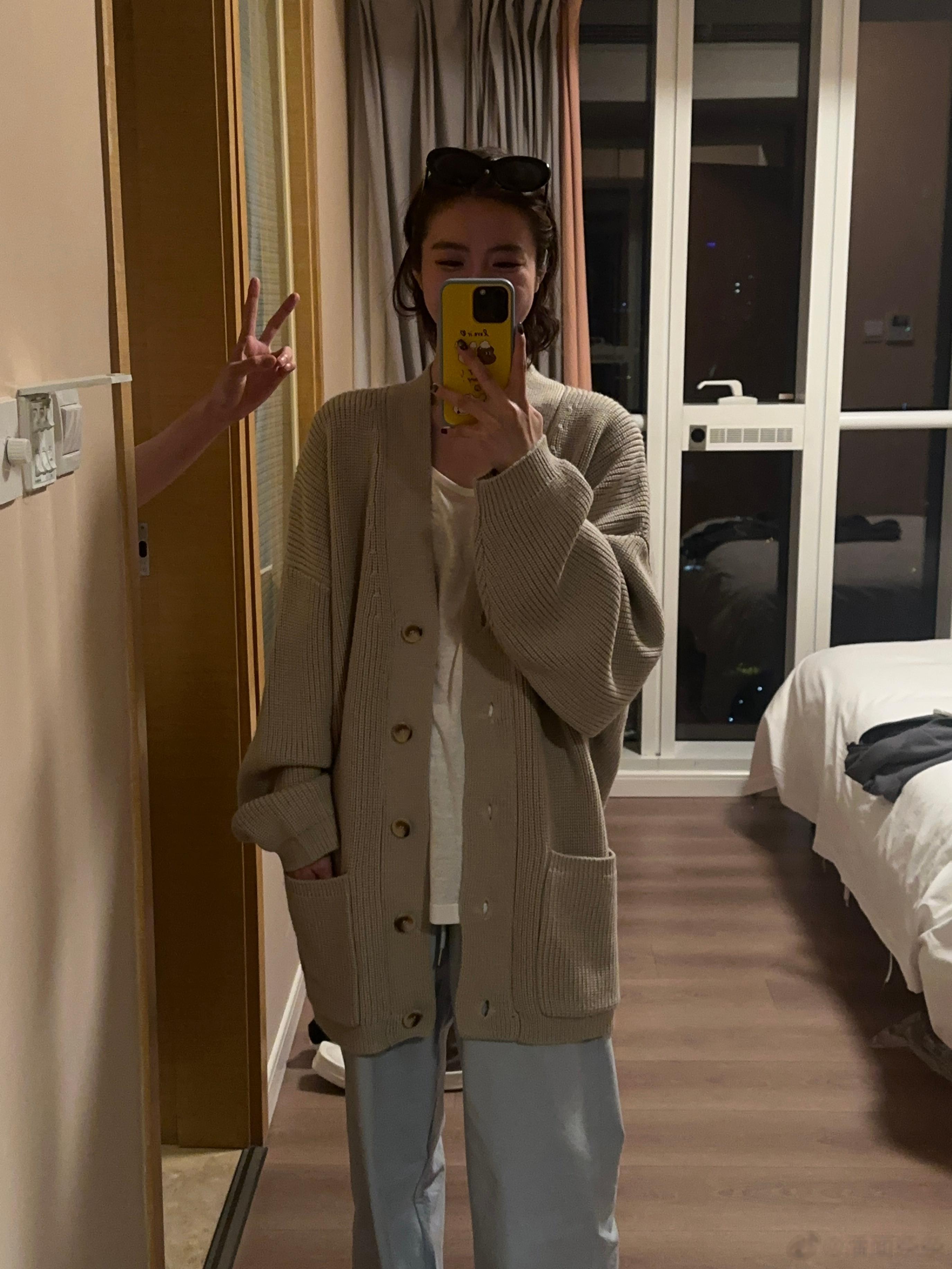 怎么会这么显瘦！！！！！我直角肩都出来了哈哈哈哈哈 今天成都降温 真好穿 ​​​
