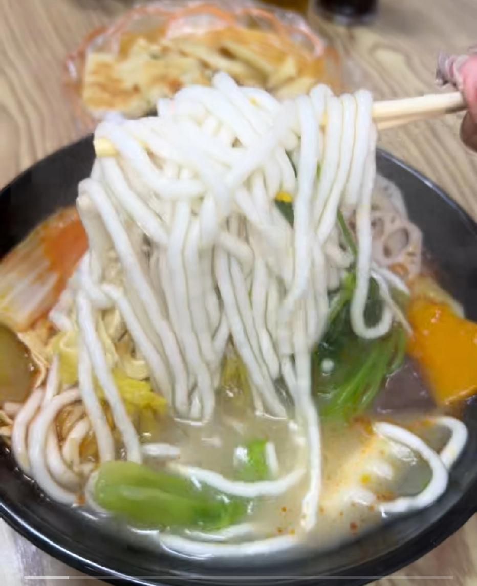 春日三餐打卡家门口新开的重庆小面，3.99元一碗，色香味俱全，味道不错。