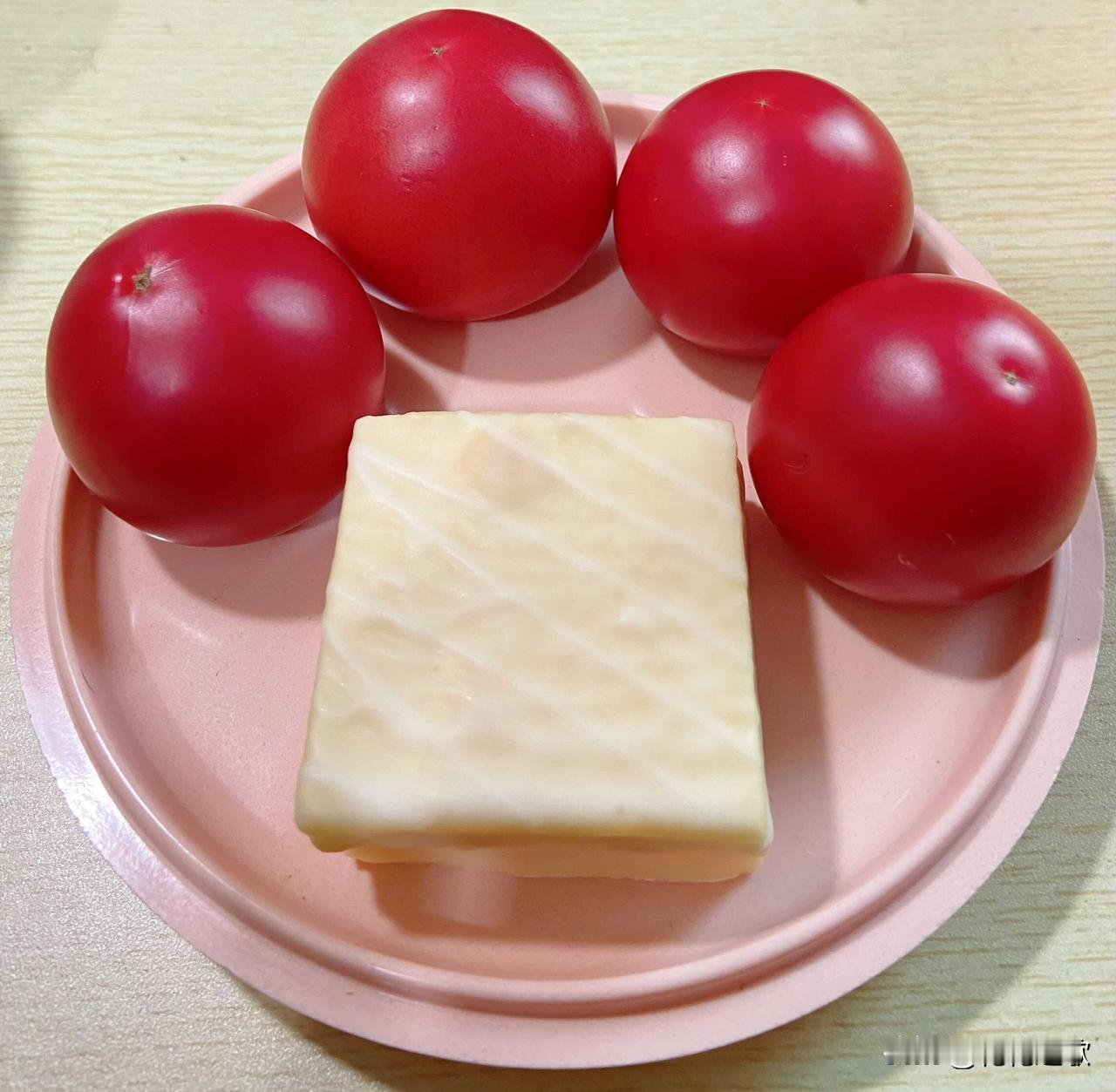别看这早餐简单，它带来的饱腹感还是很强的很强的。

一块牛奶蛋糕，喜欢所以遇见就
