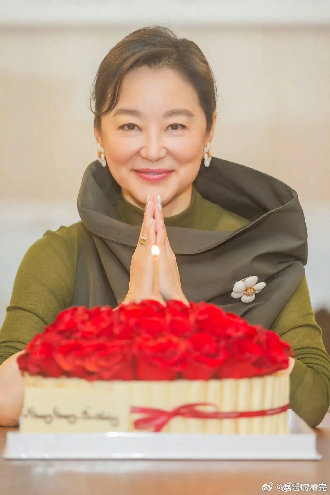 林青霞的71岁生日，她晒出近照双手合十，对面是一盆玫瑰花，并且配文：感恩。 ​​