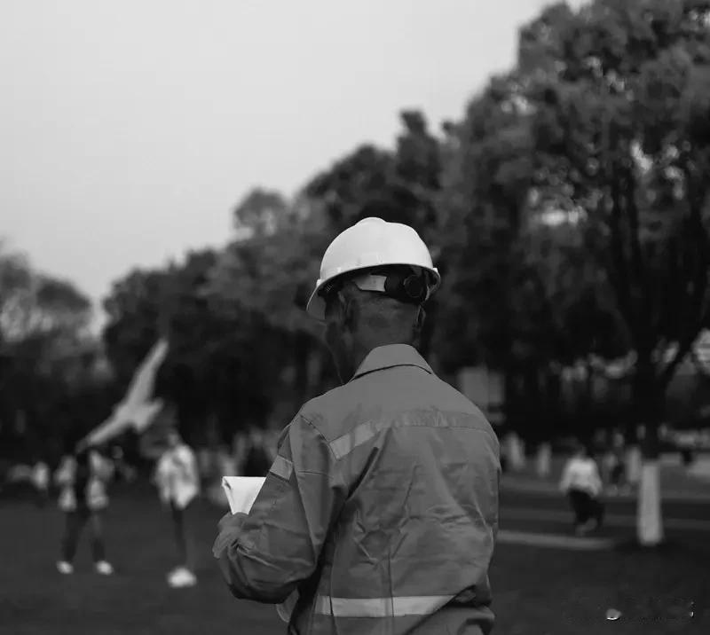 现在工地监理少见年轻人，核心是钱少、责大、没话语权、环境苦、看不到前景。
 
1