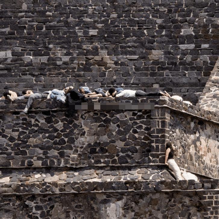 2026年4月20日发生在特奥蒂瓦坎“月亮金字塔”的枪击案。视频中可见袭击者持枪