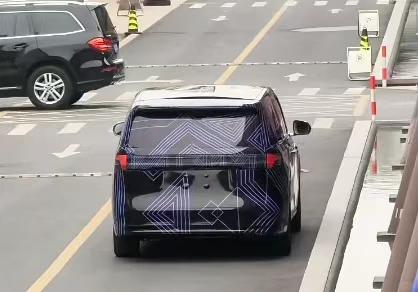 鸿蒙智行放大招，首款旗舰MPV智界V9正式官宣。“V”既代表MPV又寓意Vict