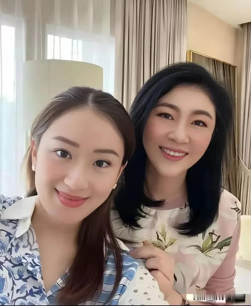 泰国两任女总理的合影，前任女总理英拉，美丽绝伦，在任期间，在国际上享有崇高的声誉