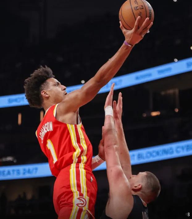 有人叫杰伦约翰逊鹰王，有人喊他鹰帝，我觉得最适合他的外号是“大控锋”。锋线中非常