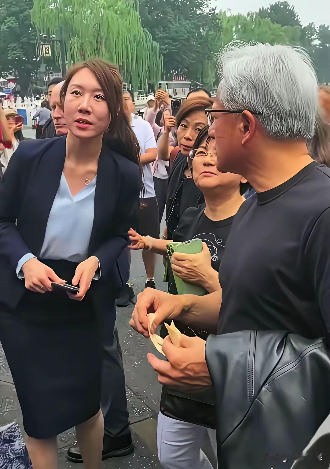 黄仁勋的这个女助理，看起来特别的精明强干，玲珑八面，能给黄仁勋当助理，并且能够得