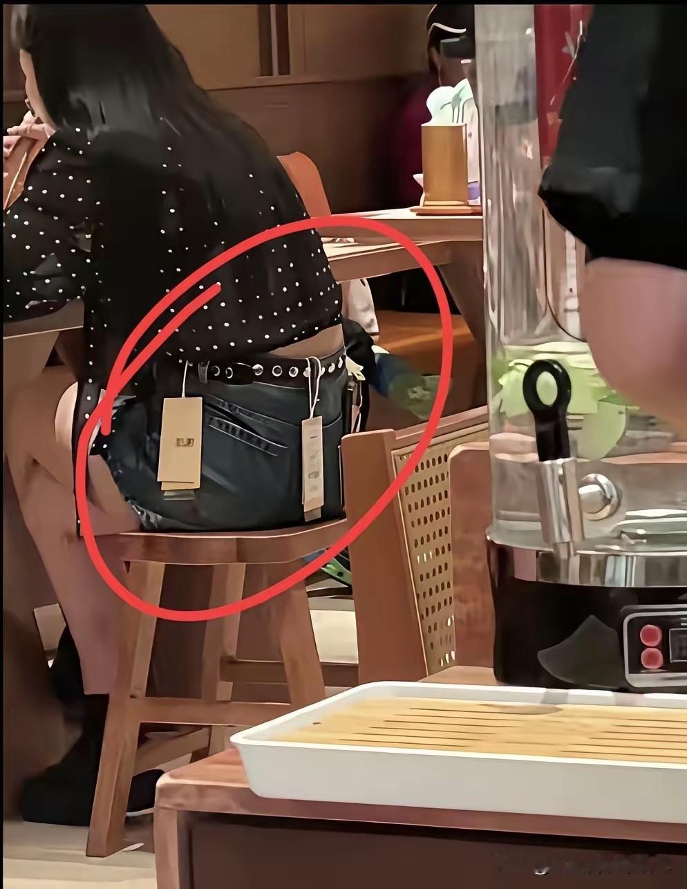 本以为商家能在一条短裤上，设计这么多吊牌就已经算够狠的了，可没想到这位美女更狠，
