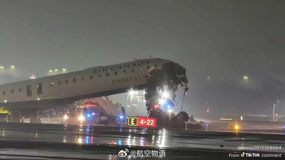 【突发！加航飞机降落撞上消防车已有伤亡出现】当地时间周日晚，加拿大航空JAZZ运