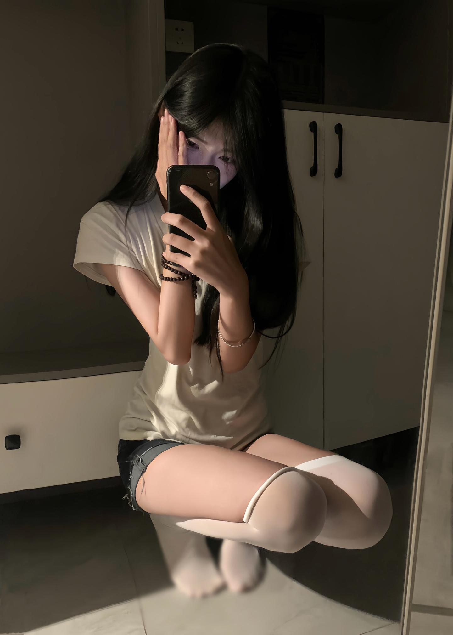那天我素颜朝天在你面前哈哈大笑 你说 以后就这样做自己吧