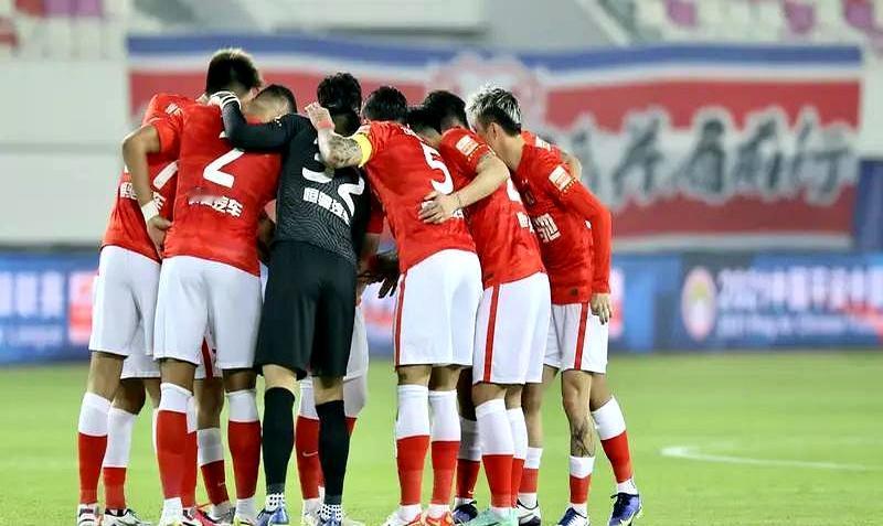 中超球员降薪这事，我举双手赞成。
 

俱乐部一年砸进去好几个亿，球员们拿着税前