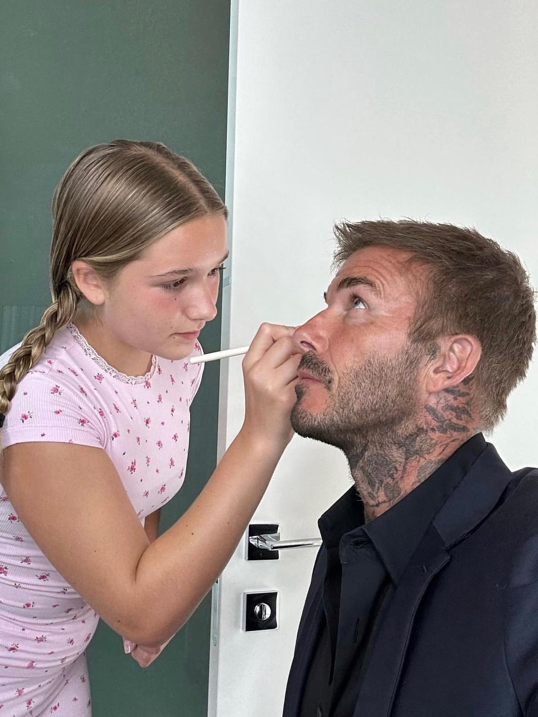 美好的一天从哪开始？小七说“给奶爸贝克汉姆化妆开始”！[捂脸]化个靓妆，再去和梅