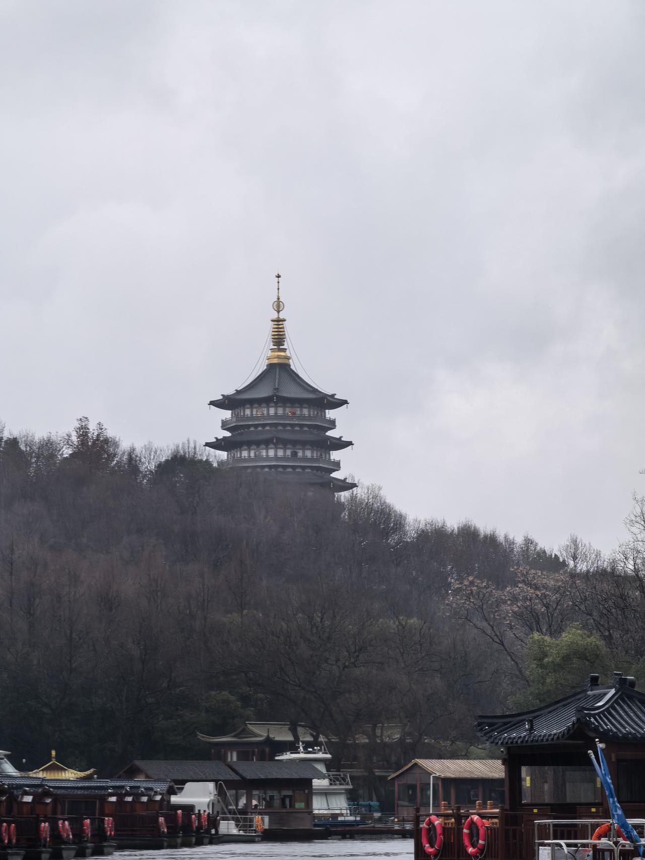 春节自驾游之杭州西湖。
自驾1000公里到顺利到达杭州。早上细雨中绕西湖慢跑一圈