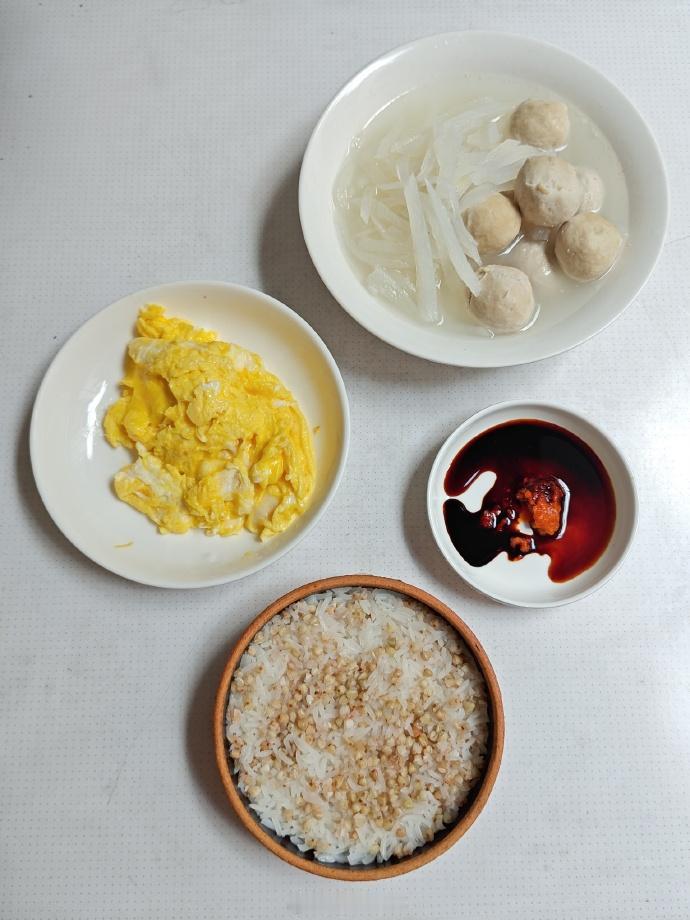 午饭，快手菜，猪肉丸滚萝卜丝汤，炒滑蛋，蒸荞麦饭。
