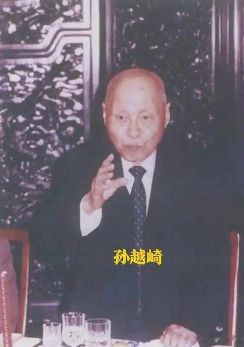 1949年蒋介石下令炸毁大陆所有工业命脉，一个国民党高官却阳奉阴违，他保下的上千